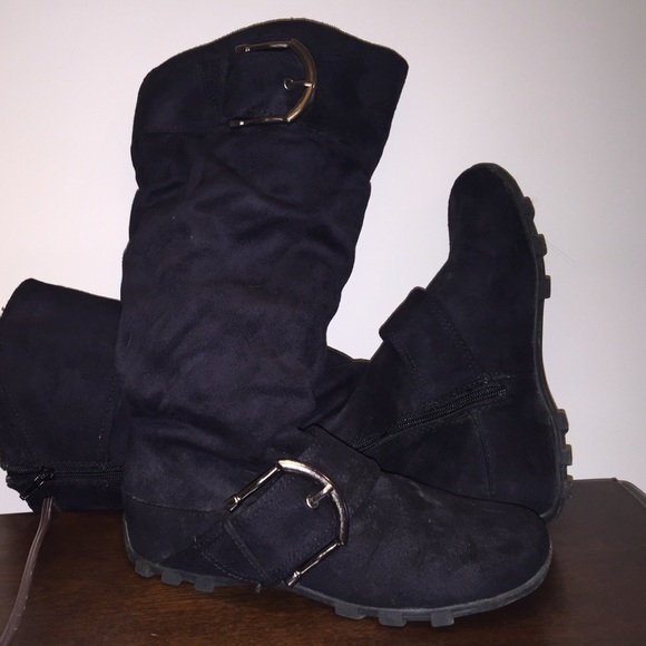 Basic black no heel boot. 👢👢