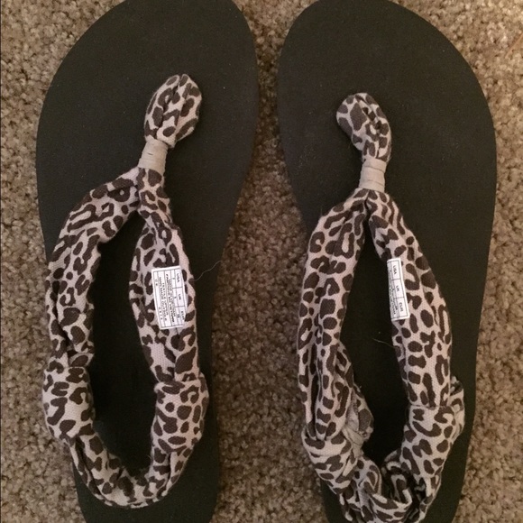 Sanuk ladies sandals leopard print