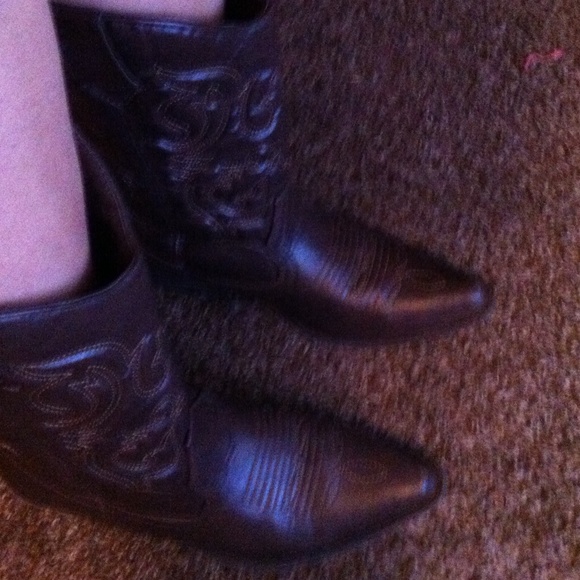 Brown cowgirl boots