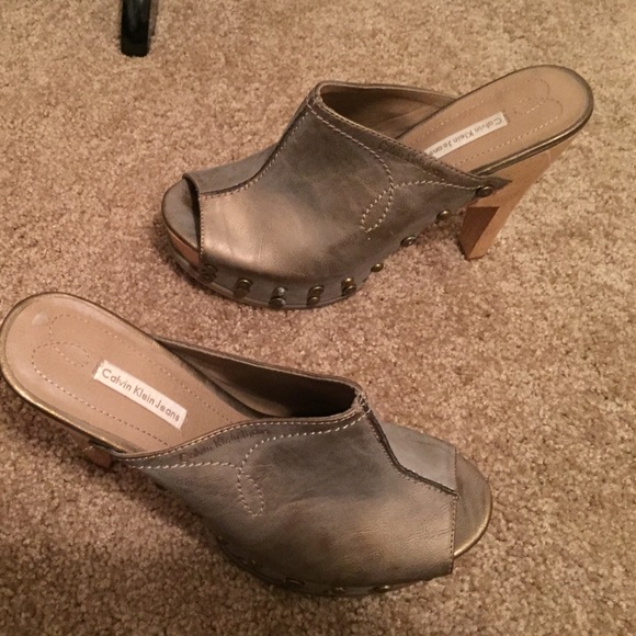 Calvin Klein silver metallic pumps