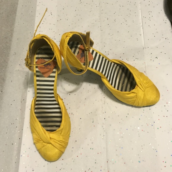 Beautiful yellow comfortable heels!