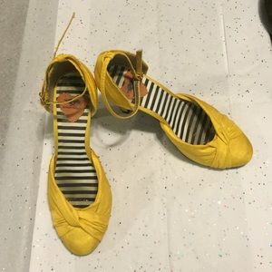 Beautiful yellow comfortable heels!