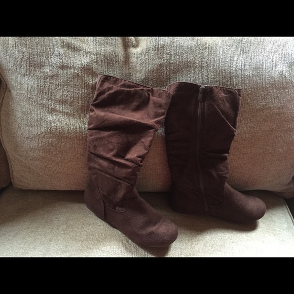Brown boots - Picture 2 of 3
