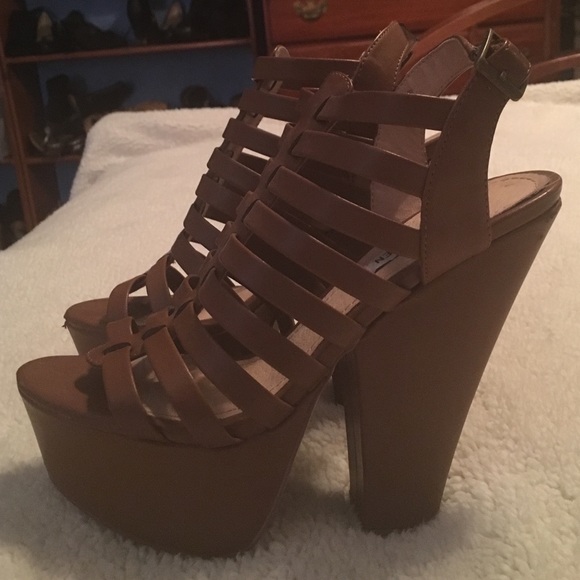 Steve Madden - Tan Wedges - Size 8 - Picture 3 of 3