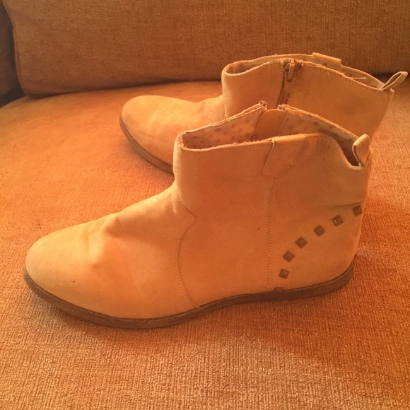 Short tan stud boot - Picture 1 of 1