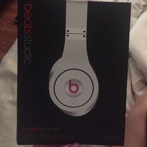 White Dr.Dre Beats