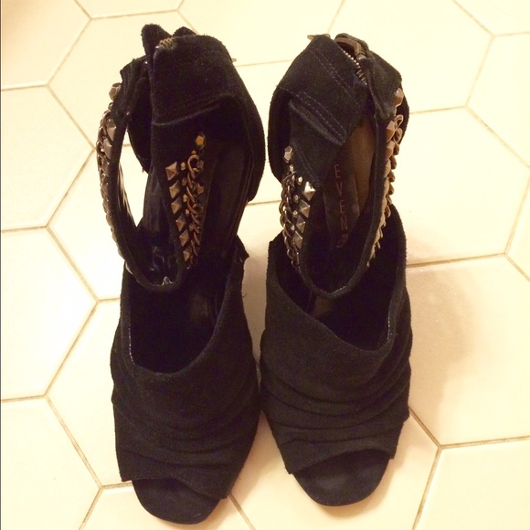 Steve Madden black suede edgy heels. Size 7 - Picture 2 of 4