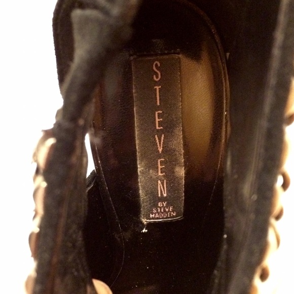 Steve Madden black suede edgy heels. Size 7 - Picture 3 of 4