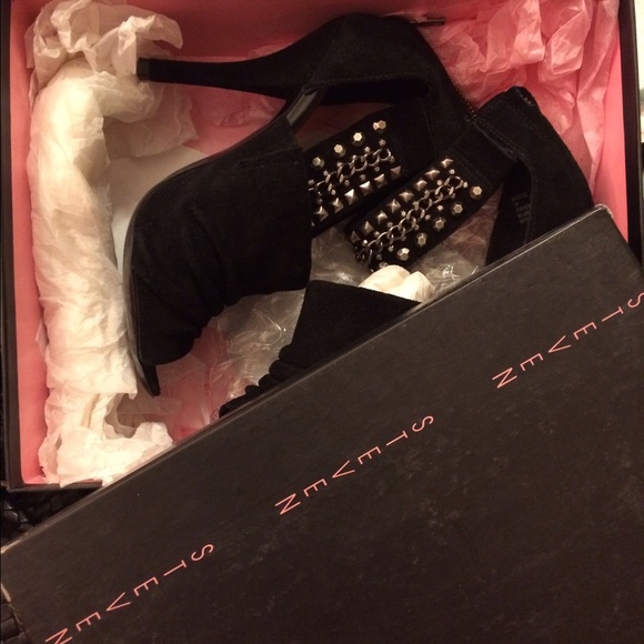 Steve Madden black suede edgy heels. Size 7 - Picture 4 of 4