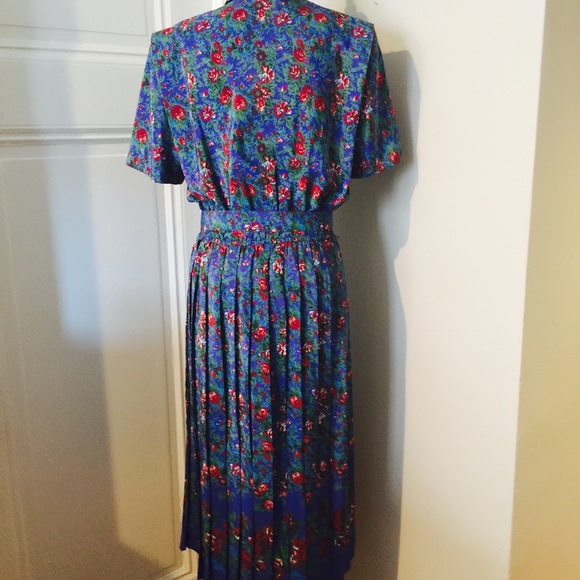 ️SOLD Fay Blue Floral/ Pleated Dress! - Picture 3 of 4