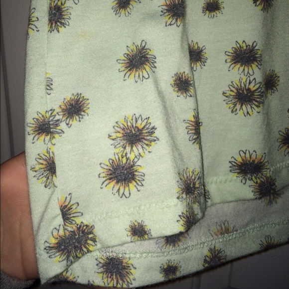 nollie mint floral v-neck tee - Picture 2 of 3