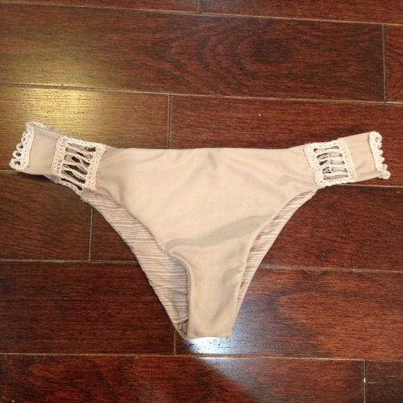 Acacia Gili Bottoms