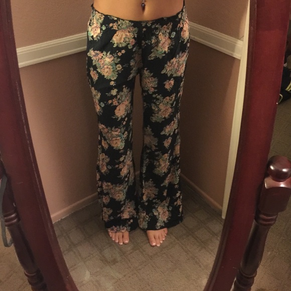 BRANDY MELVILLE FLORAL FLOWEY PANTS - Picture 1 of 3