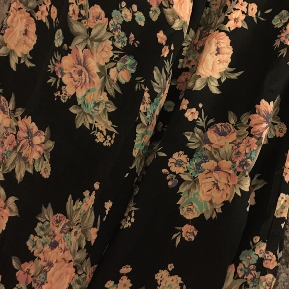 BRANDY MELVILLE FLORAL FLOWEY PANTS - Picture 3 of 3