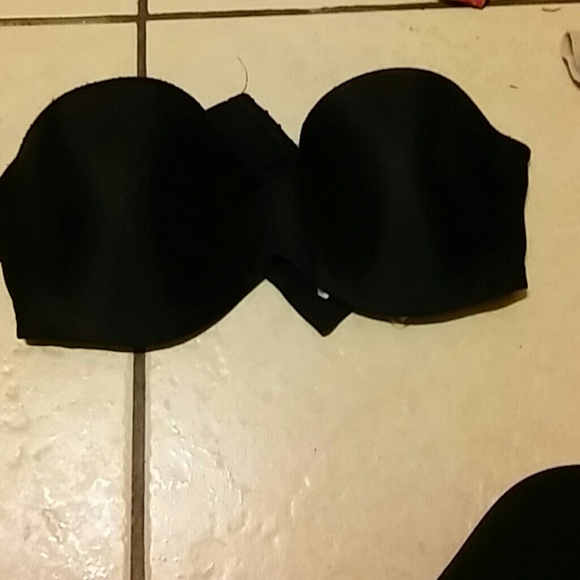 Black strapless bra