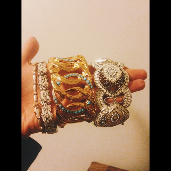 ⭐️CLEARANCE⭐️Set of 4 Bracelet bundle!