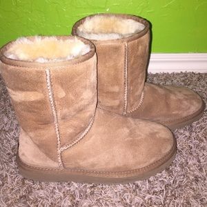 Short Chestnut UGGS