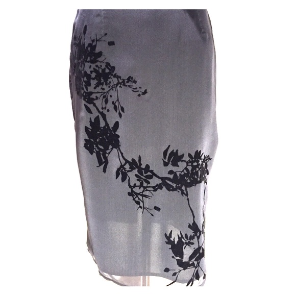Beautiful grey skirt with velvet appliqué