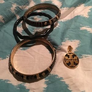 Necklace pendant with bangles