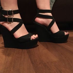 Black wedges