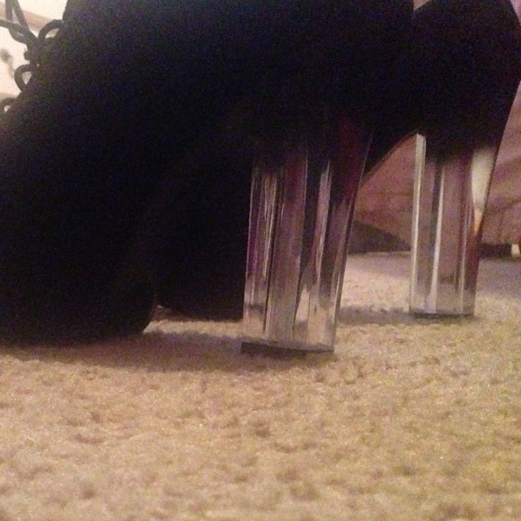 Black heels - Picture 2 of 2