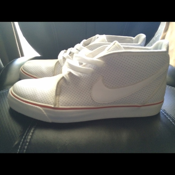 White Nike's mid-top *mens*