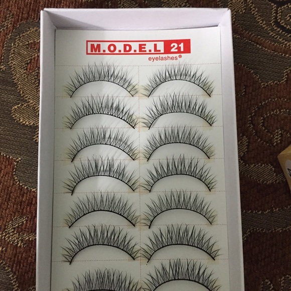 Model 21 #35 lashes