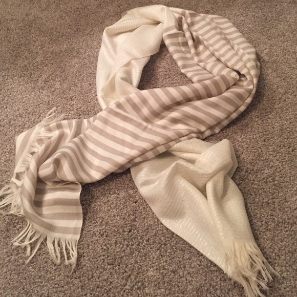 Super comfortable and soft Jcrew scarf.