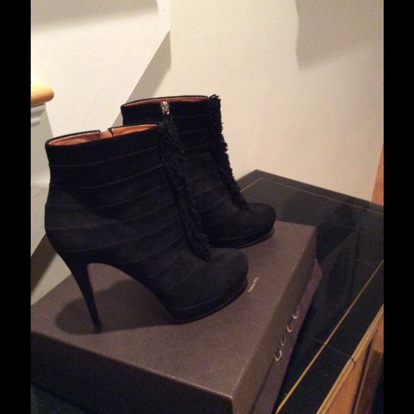 Black Suede GUCCI Bootie w/fringe - Picture 2 of 4