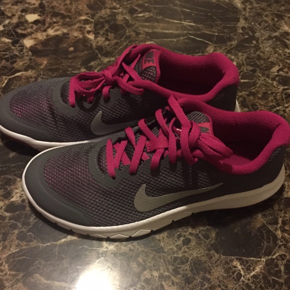 Nike women's size 6 tennis shoes.