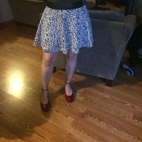 SALE Francesca's Black and White Skirt - Picture 4 of 4