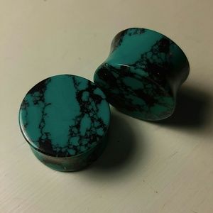 20 mm teal howlite plugs