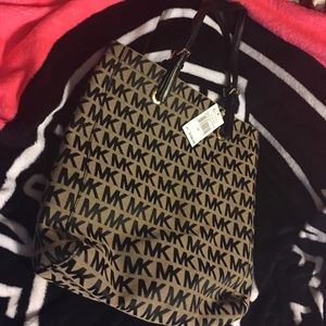 Semi new Mk Jet Set tote.Original only use a twice