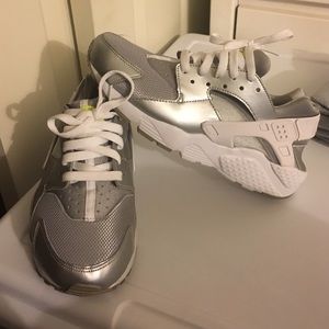 Nike huaraches metallic silver/white volt