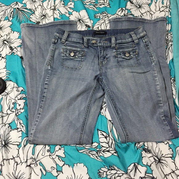 🌺Light Wash White House/Black Market Bootcut Jean