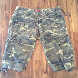 Camo cargo capris
