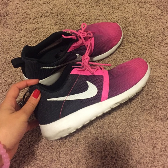 Black/hot pink Nike roshes in mint condition!