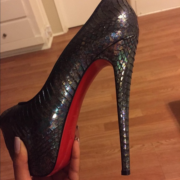 Christian Louboutin - Picture 2 of 4