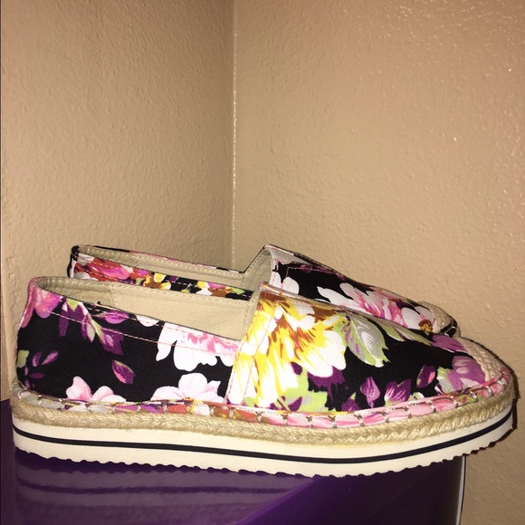 🌺BWTB- madden girl Mauui floral espadrille flats - Picture 3 of 4
