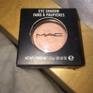 MAC eyeshadow in hush