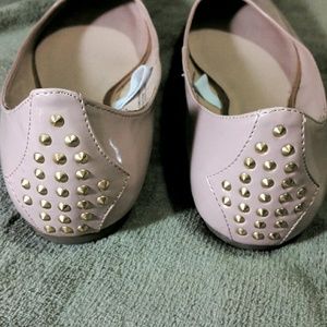 Nude pointy flats with gold studs