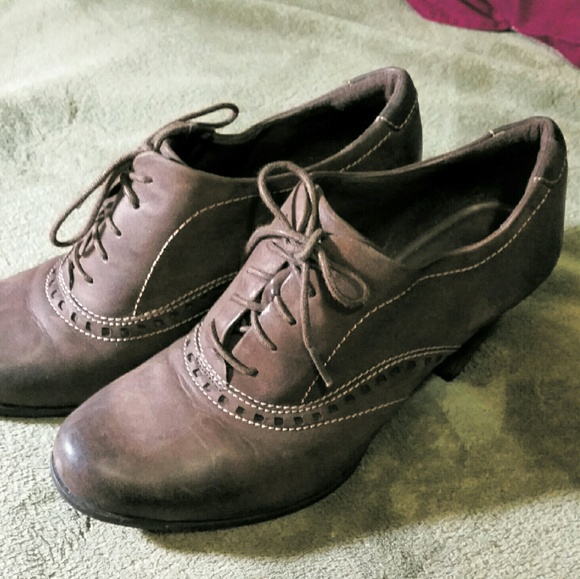 Ecco brown lace front heels