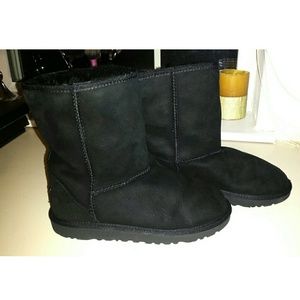 Short black UGG boots