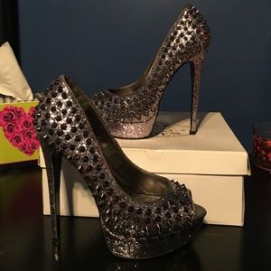 Awwsome pewter platform spiked pump