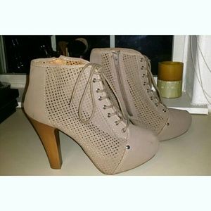 Beige mesh booties