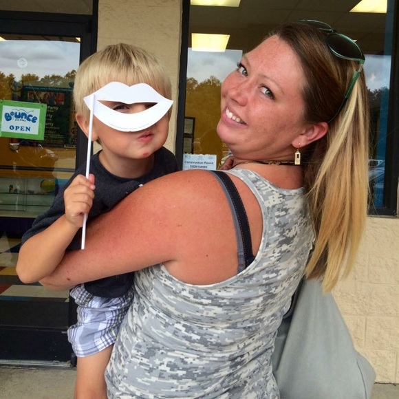 Meet your Posher, Amanda - Picture 2 of 4