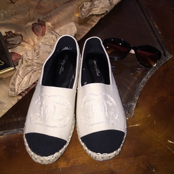 Super cute c flats by viviglam ๐นSaleโก๏ธโก๏ธ๐ฅ๐ฅ - Picture 2 of 4