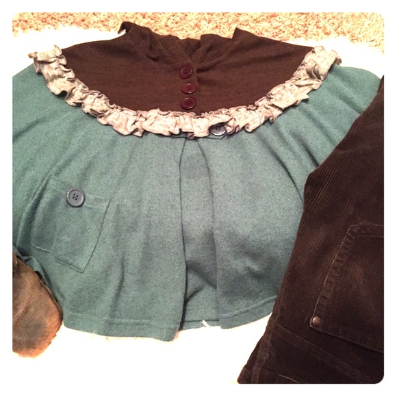 THEME Poncho Shaw. Super fun & cozy! Size Med