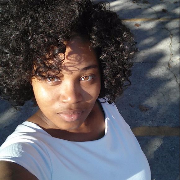 Meet your Posher, Makia - Picture 1 of 1