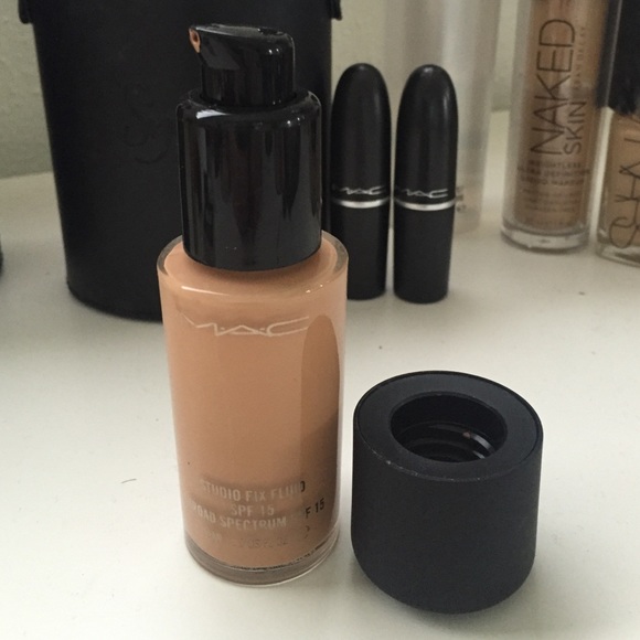 Mac studio fix foundation in nw25 used 1 time